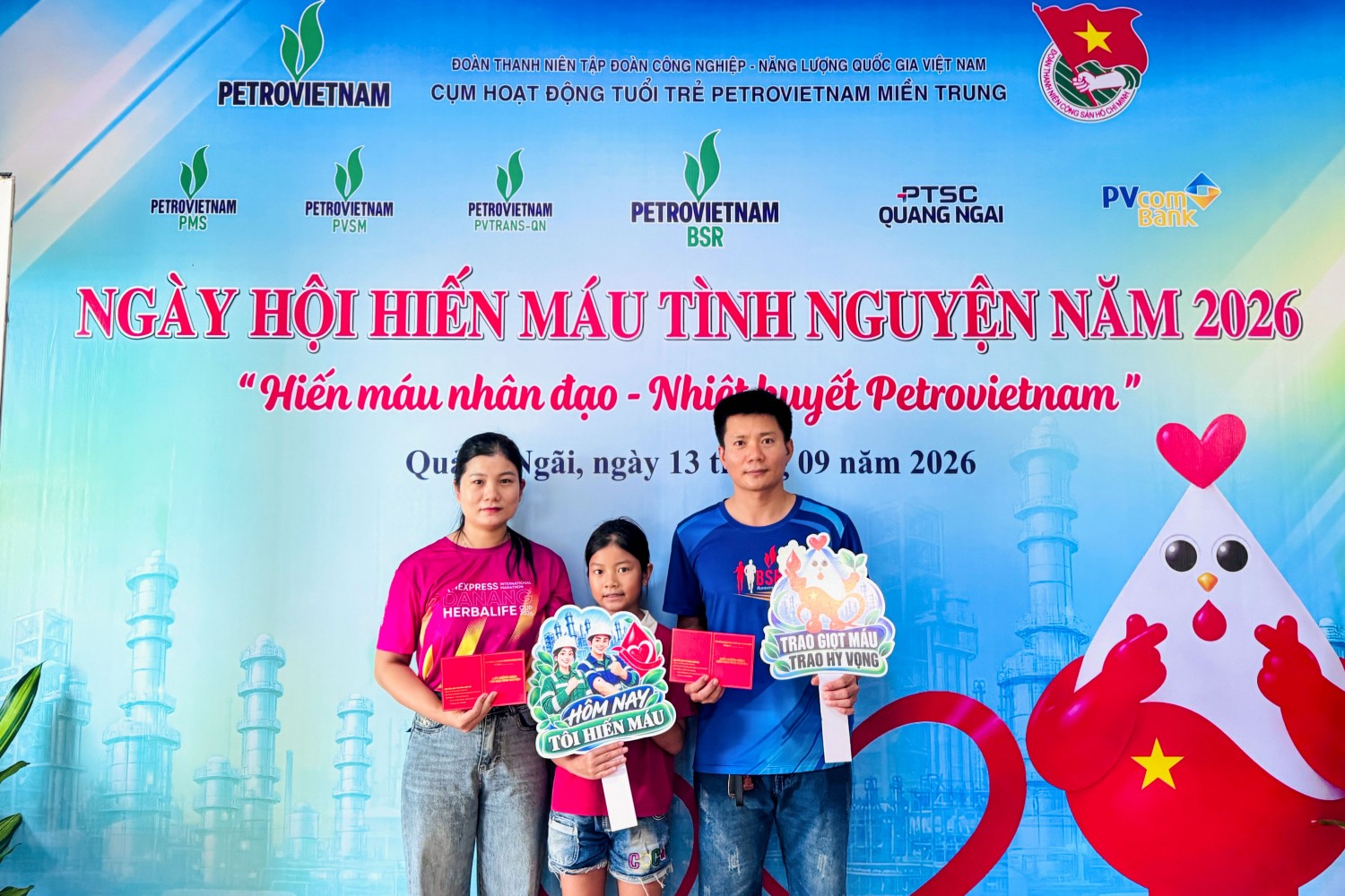 Đặc biệt, ngày hội năm nay ghi nhận hình ảnh ấm áp của vợ chồng anh Vũ Ngọc Biên và chị Trần Thị Hồng, là CBCNV thuộc BSR và BSPPT, khi cả hai cùng thu xếp công việc để tham gia hiến máu tình nguyện.