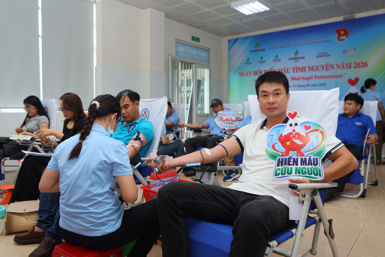 Đoàn viên thanh niên PMS hào hứng tham gia hiến máu.