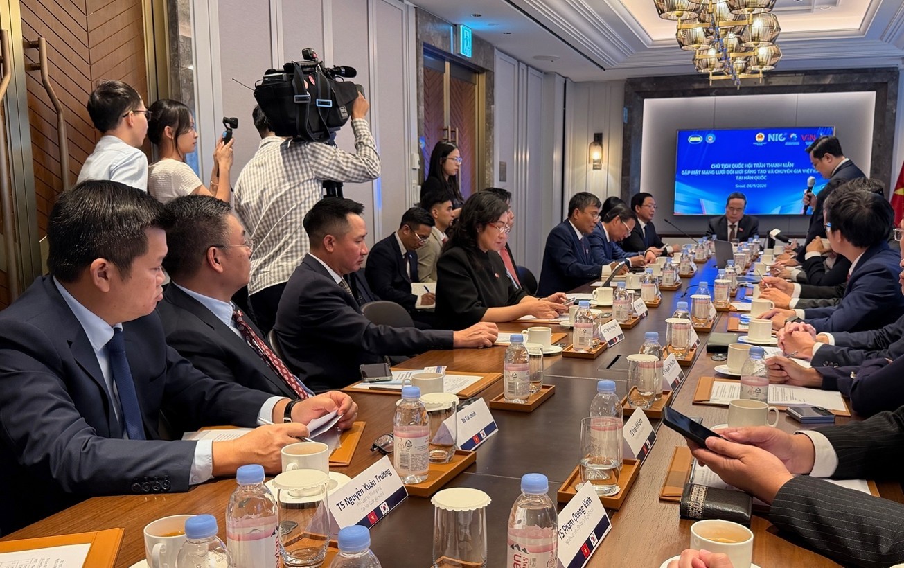 Chủ tịch Quốc hội Trần Thanh Mẫn làm việc với các thành viên Mạng lưới Đổi mới sáng tạo và chuyên gia Việt Nam tại Hàn Quốc