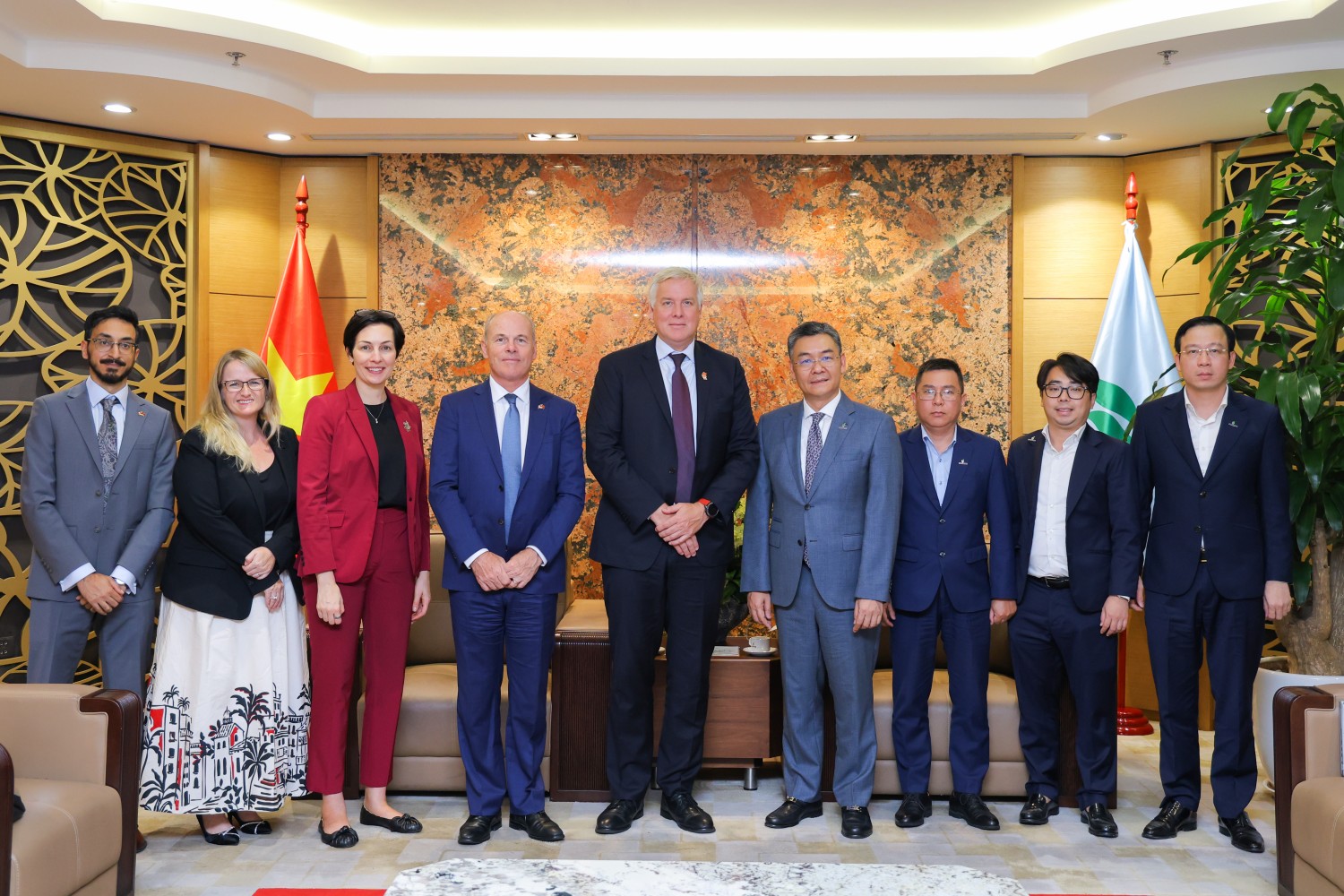 Lãnh đạo PETROVIETNAM và đoàn công tác của Bộ Thương mại Quốc tế Canada