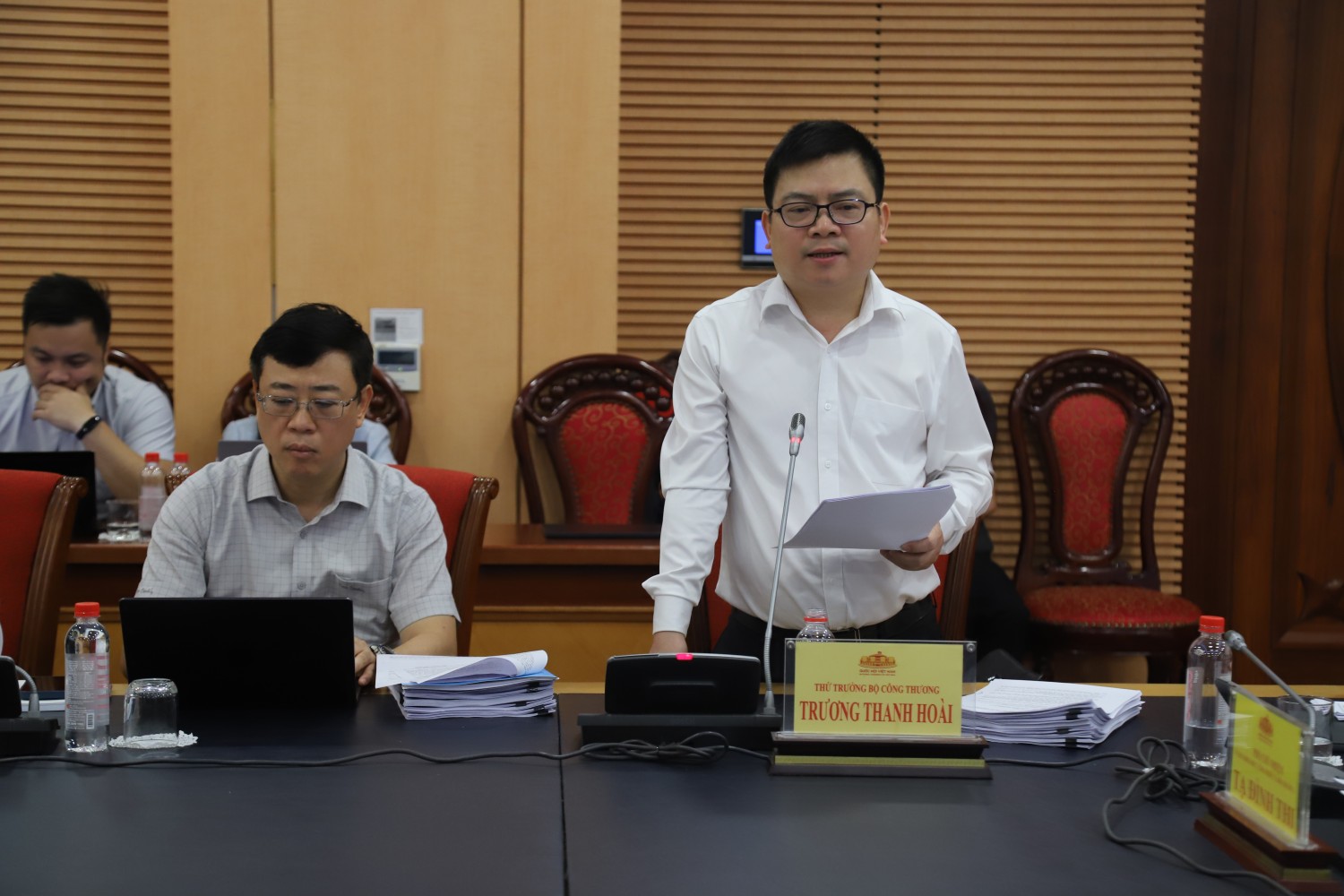 Thứ trưởng Bộ Công Thương Trương Thanh Hoài trình bày tóm tắt Tờ trình dự án Luật sửa đổi, bổ sung một số điều của Luật Điện lực