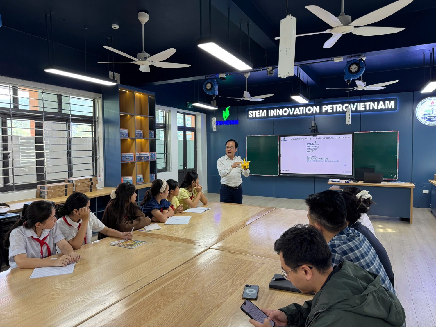 PGS.TS Vũ Minh Hùng, Trưởng khoa Khoa học Cơ bản, PVU, trong tiết học hướng dẫn học sinh tại phòng STEM