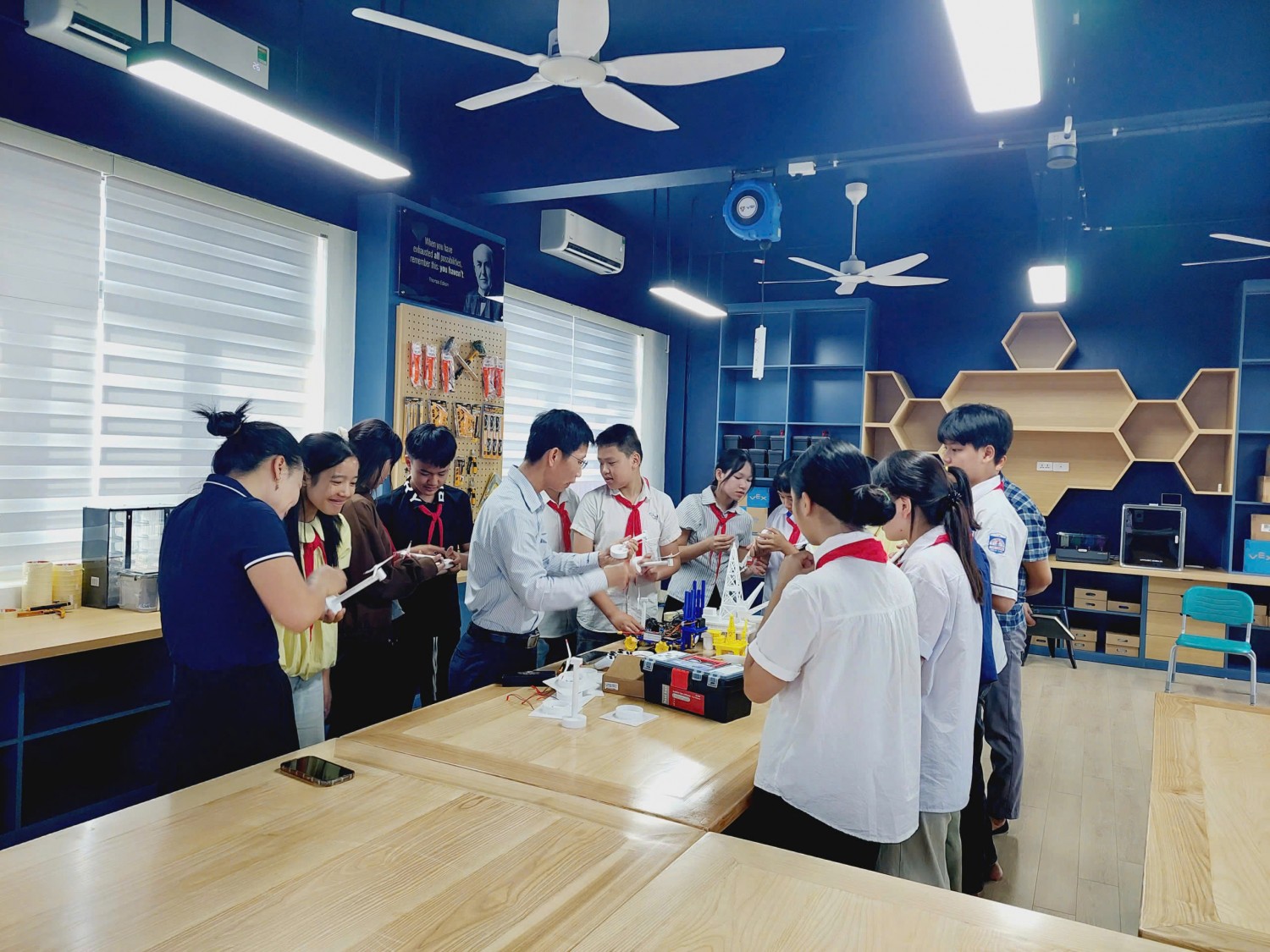 Các học sinh tò mò tìm tòi, khám phá các mô hình tuabin gió thu nhỏ