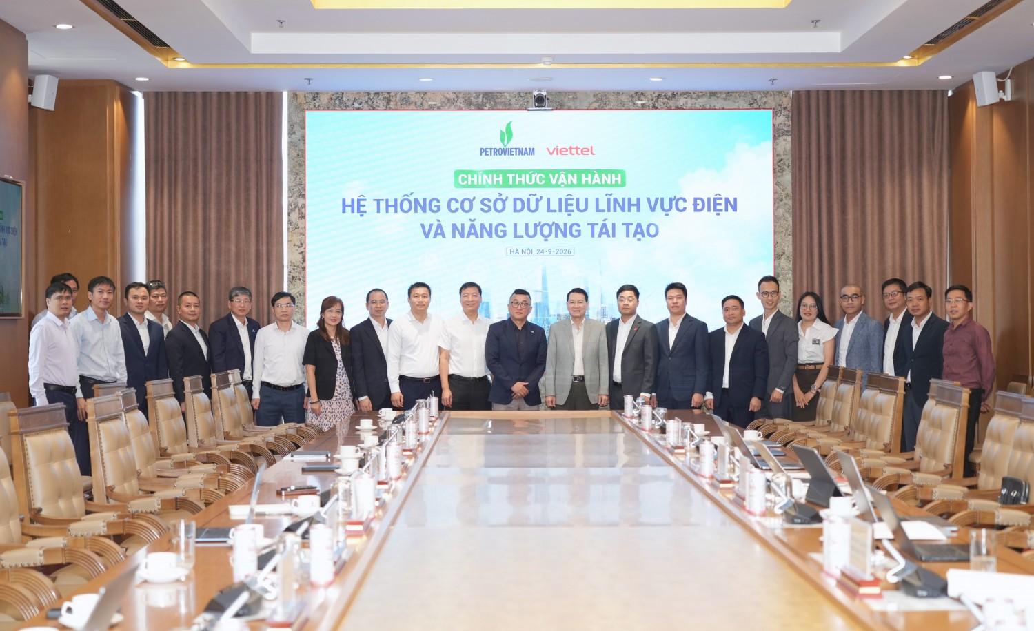 Các đại biểu tham dự Lễ công bố vận hành chính thức Hệ thống Cơ sở dữ liệu lĩnh vực Điện và Năng lượng tái tạo.
