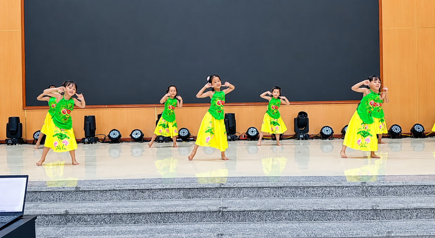 Thầy cô và học sinh đang cùng tổng duyệt chương trình trước giờ đêm hội diễn ra