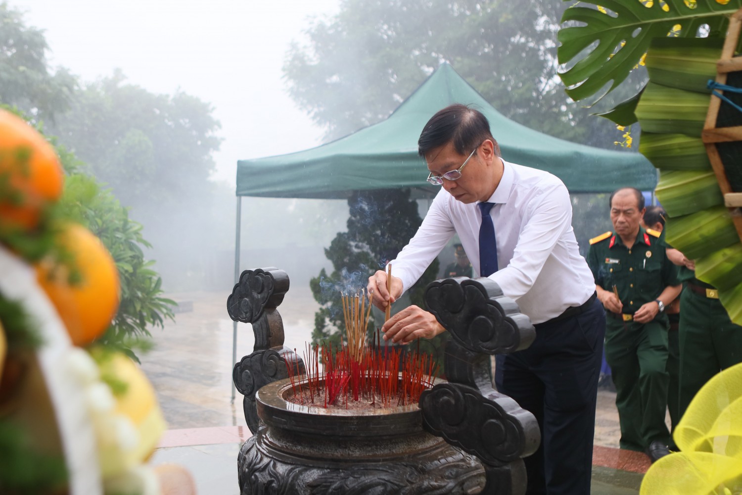 Đồng chí Trần Quang Dũng – Phó Bí thư Thường trực Đảng uỷ PETROVIETNAM dâng hương trước mộ phần Cụ Huỳnh Thúc Kháng.