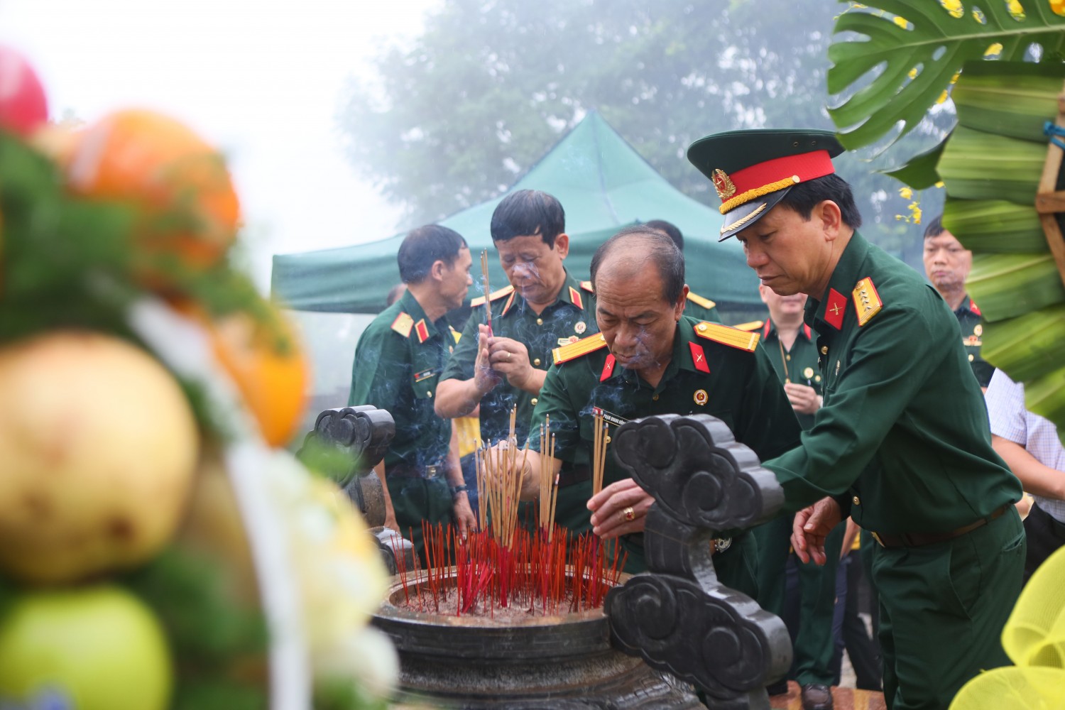 Các đại biểu tưởng niệm và dâng hương bày tỏ lòng tri ân trước những công ơn của Cụ Huỳnh Thúc Kháng