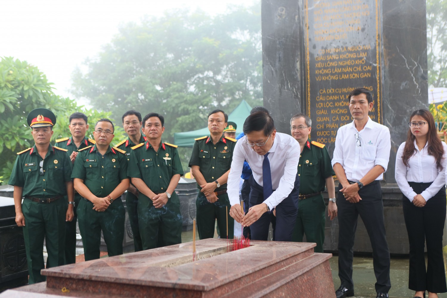 Đoàn đại biểu Đảng uỷ PETROVIETNAM dâng hương ghi nhớ công ơn và ôn lại sự nghiệp cách mạng vẻ vang của Cụ Huỳnh Thúc Kháng.