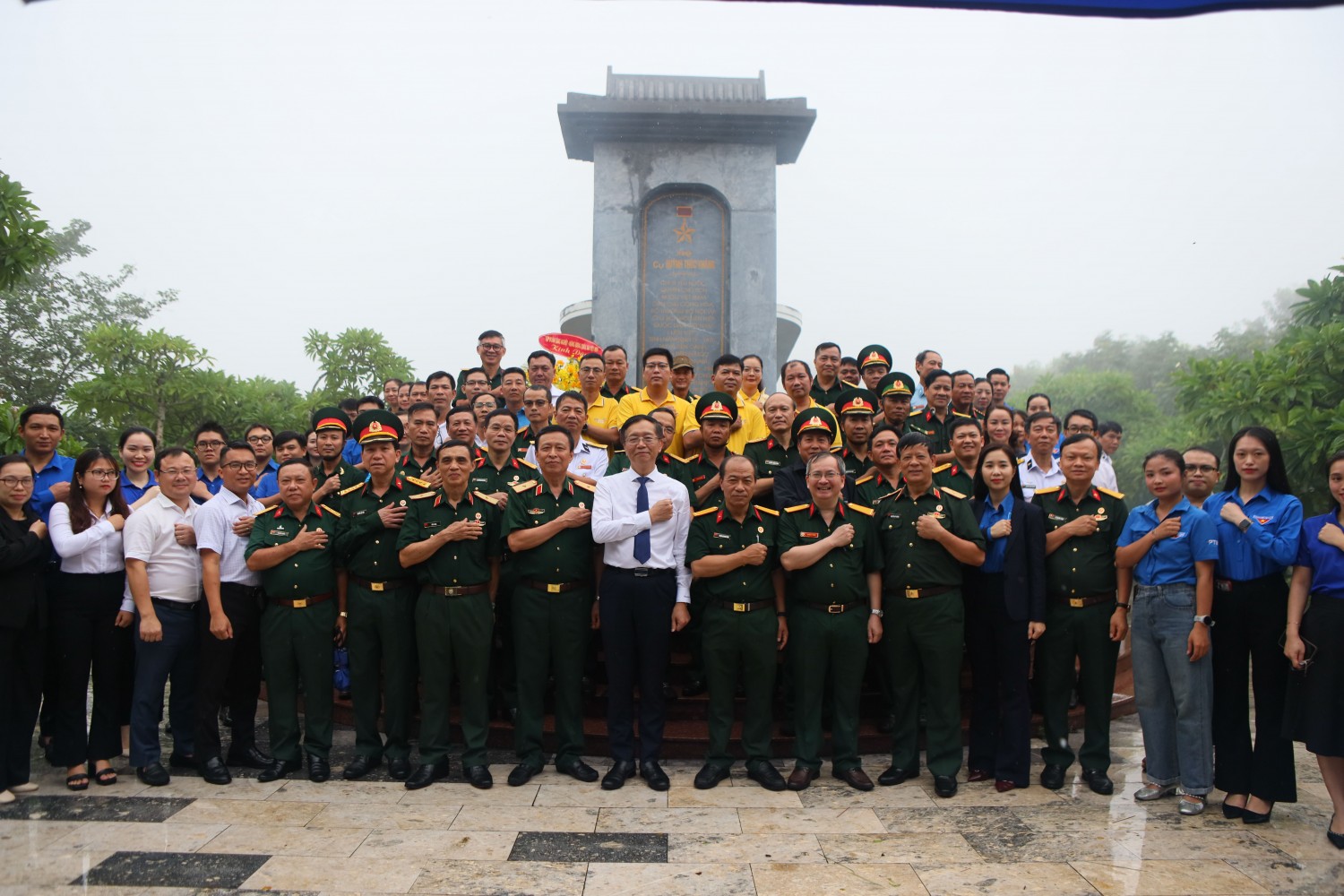 Khép lại buổi lễ trang trọng, các đại biểu đã thực hiện nghi thức dâng hương và cùng chụp ảnh lưu niệm tại khu vực mộ phần Cụ Huỳnh Thúc Kháng trên đỉnh núi Thiên Ấn. Qua đó, ghi lại dấu ấn hoạt động tri ân đầy xúc động, kết nối lịch sử hào hùng với sứ mệnh phát triển của Tập đoàn.