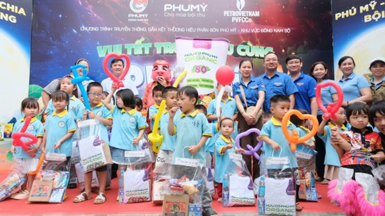 Chương trình “Vui Tết Trung thu cùng Phú Mỹ” đem niềm vui và những phần quà đến con em nông dân.