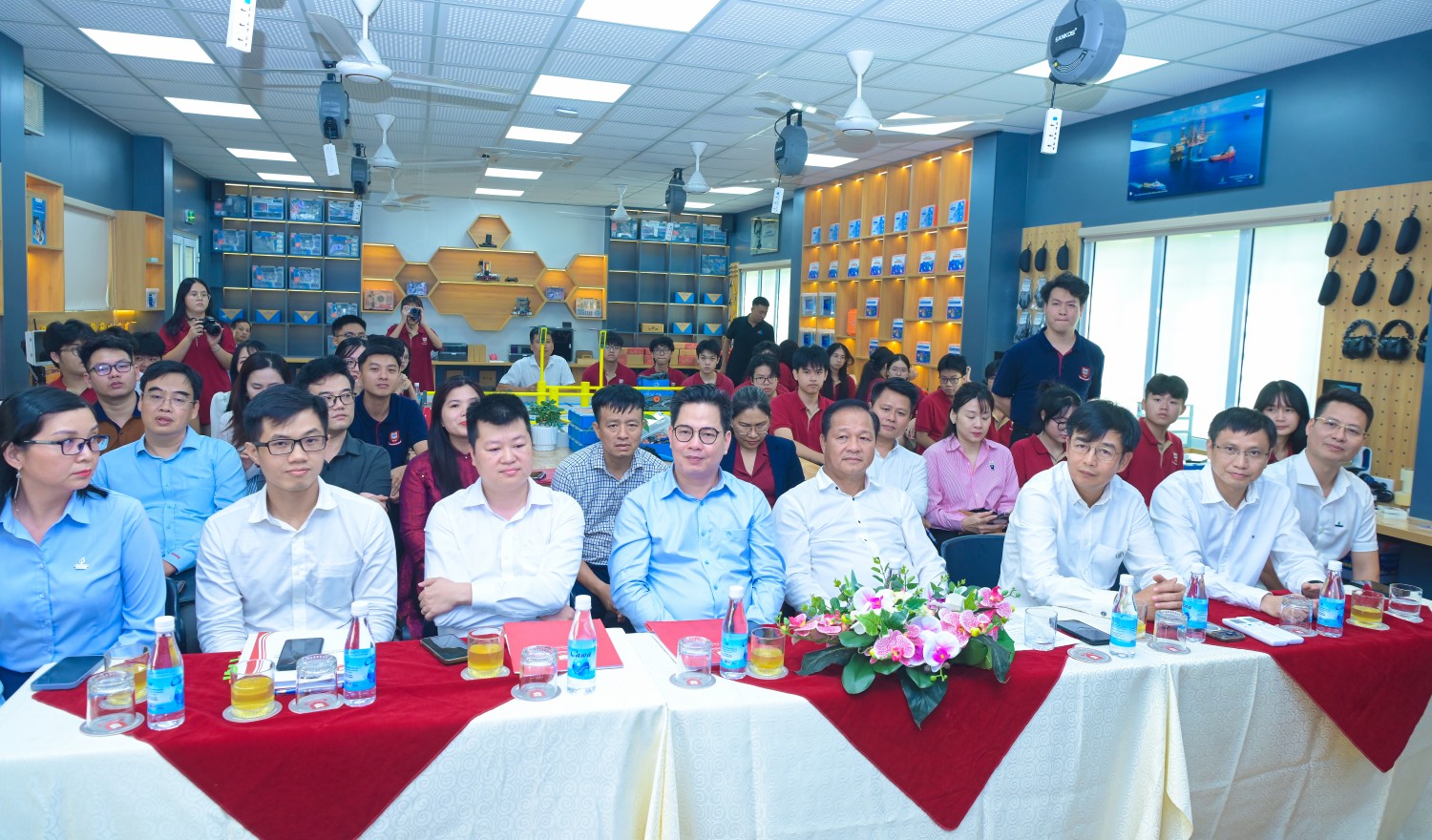 Các đại biểu tham dự buổi lễ.