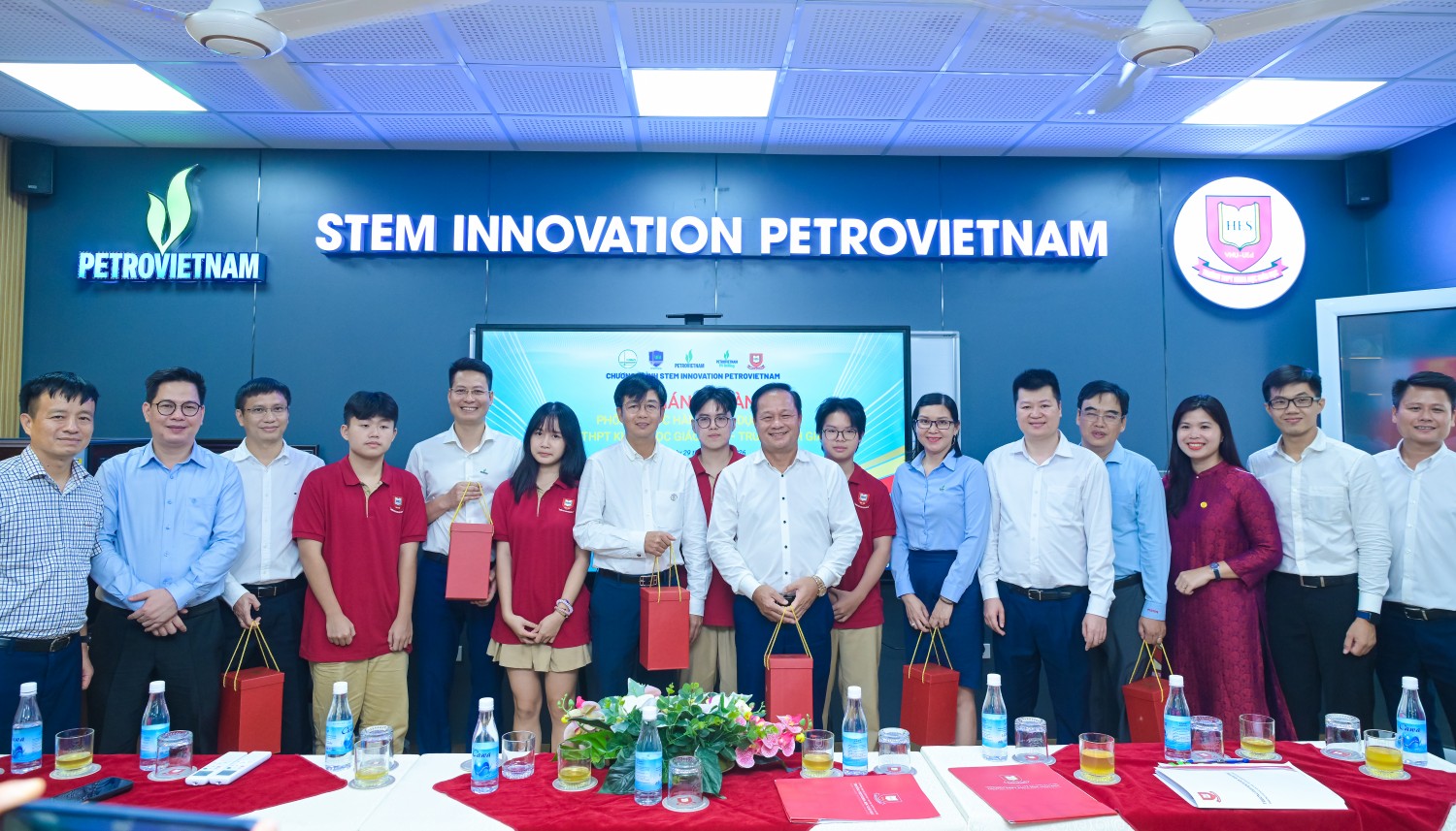 Ban Giám hiệu nhà trường cùng các học sinh tặng quà tri ân các đại biểu.