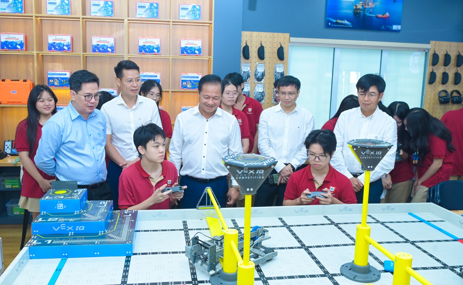 Các đại biểu tham quan phòng STEM tại Trường THPT Khoa học Giáo dục.