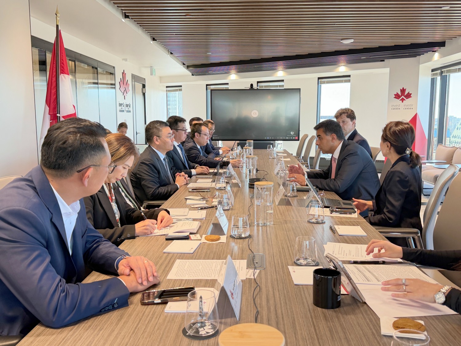 Lãnh đạo PETROVIETNAM làm việc với tổ chức Invest in Canada và công ty Javelin Global Commodities