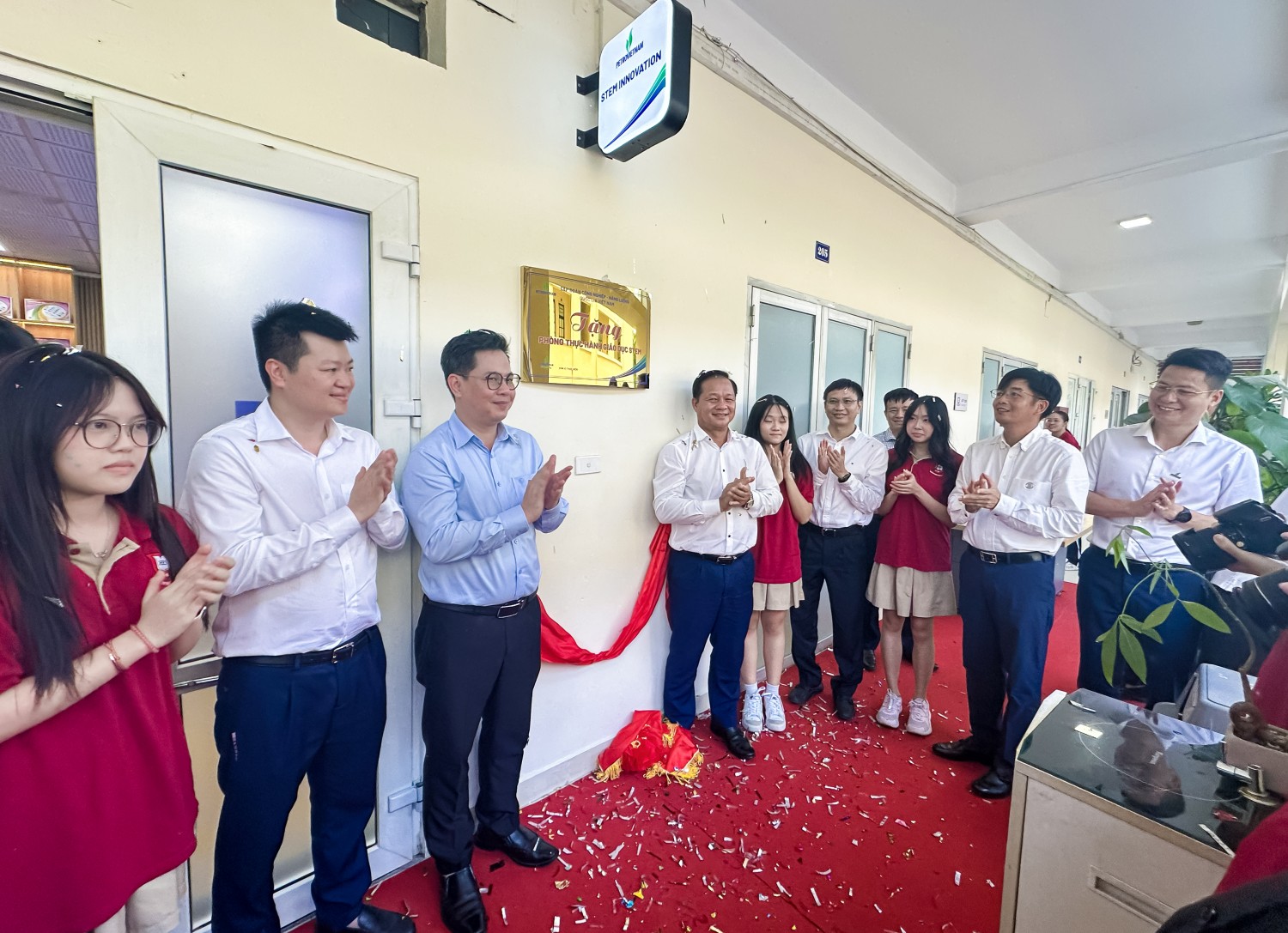 Các đại biểu thực hiện nghi thức gắn biển công trình.
