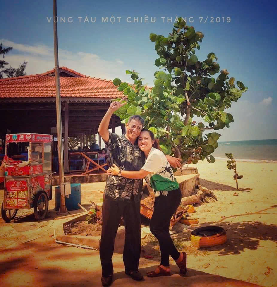 Vũng Tàu, một chiều tháng 7/2019 – Nụ cười rạng rỡ và cái ôm siết chặt giữa nắng gió biển khơi. Dù năm tháng trôi qua và con gái đã lớn khôn, bên Ba vẫn luôn là bến đỗ bình yên nhất.
