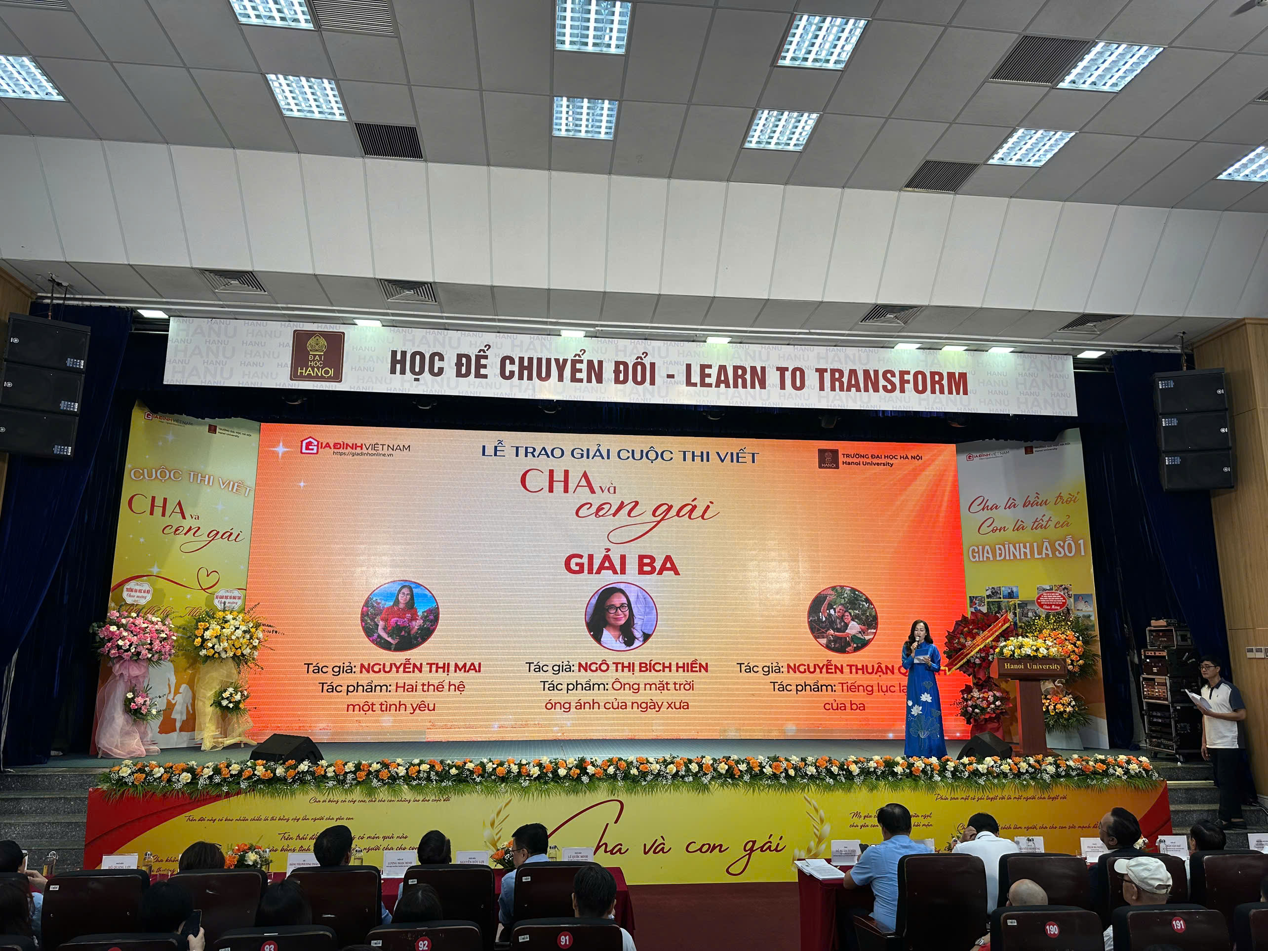 Chị Nguyễn Thuận Quỳnh (cán bộ Ban CBĐT NT2) nhận Giải Ba tại Lễ trao giải Cuộc thi viết “Cha và Con gái” lần thứ 4 năm 2026 với tác phẩm “Tiếng lục lạc của Ba” – Lan tỏa nét đẹp bình dị mà sâu lắng về tình cảm gia đình của người lao động PETROVIETNAM.