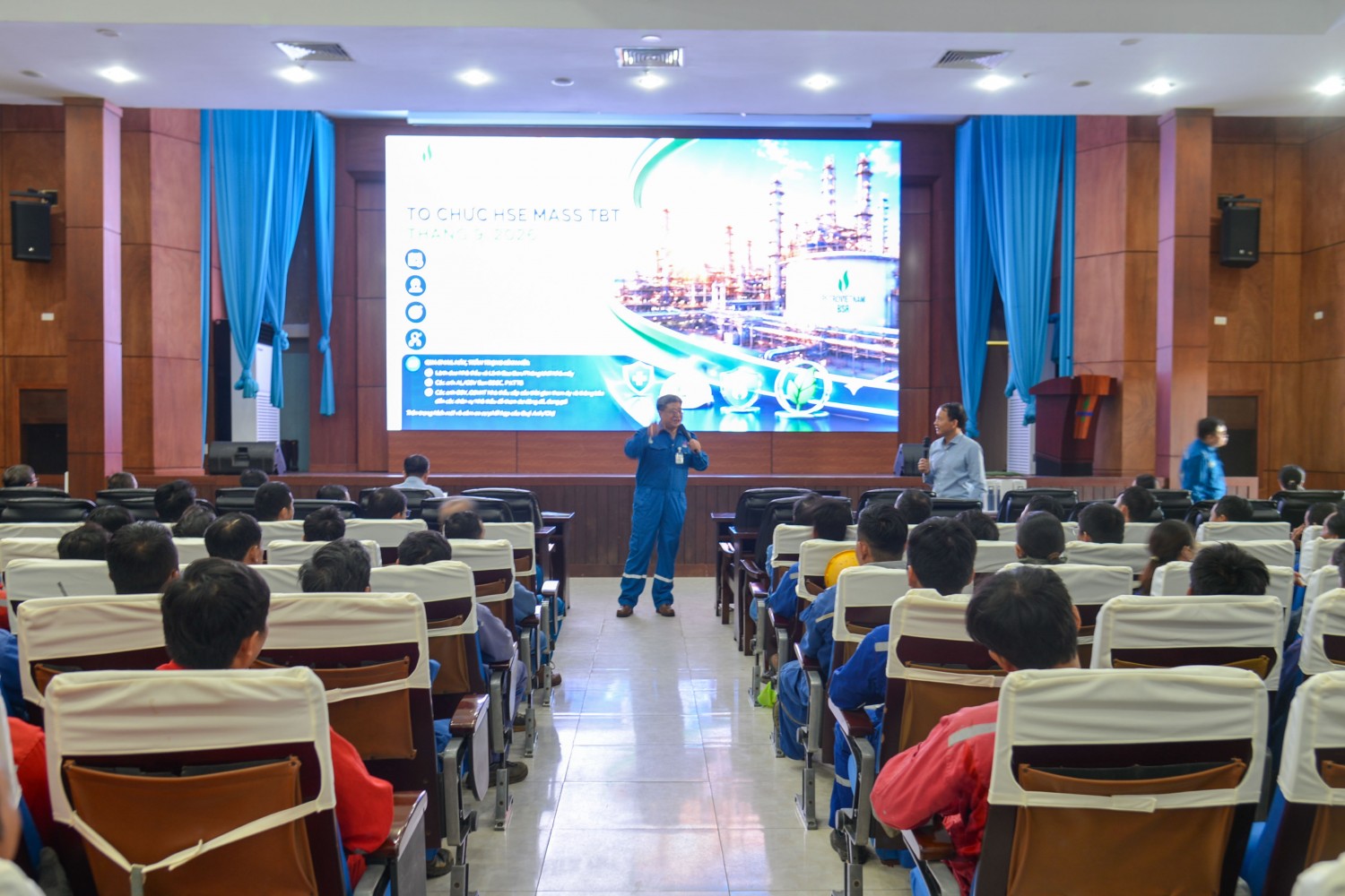 Chuyên gia tư vấn an toàn Lee Sung chia sẻ các thông tin, kiến thức an toàn với CBCNV BSR và người lao động các nhà thầu tại NMLD Dung Quất.