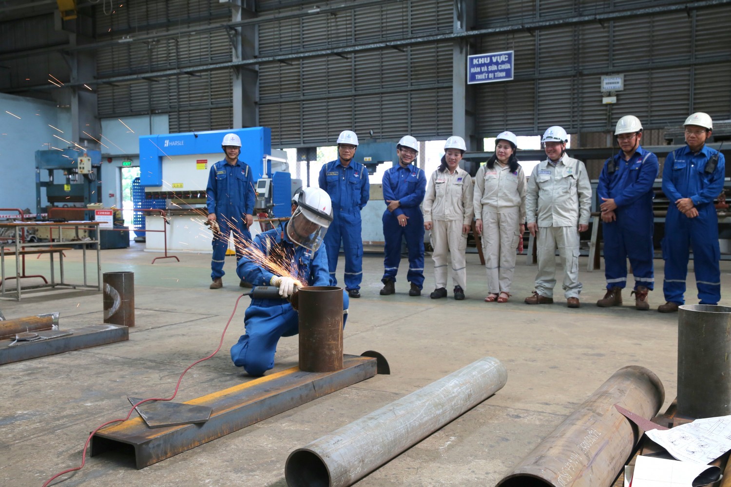 Các thí sinh tham gia phần thi mài cắt.