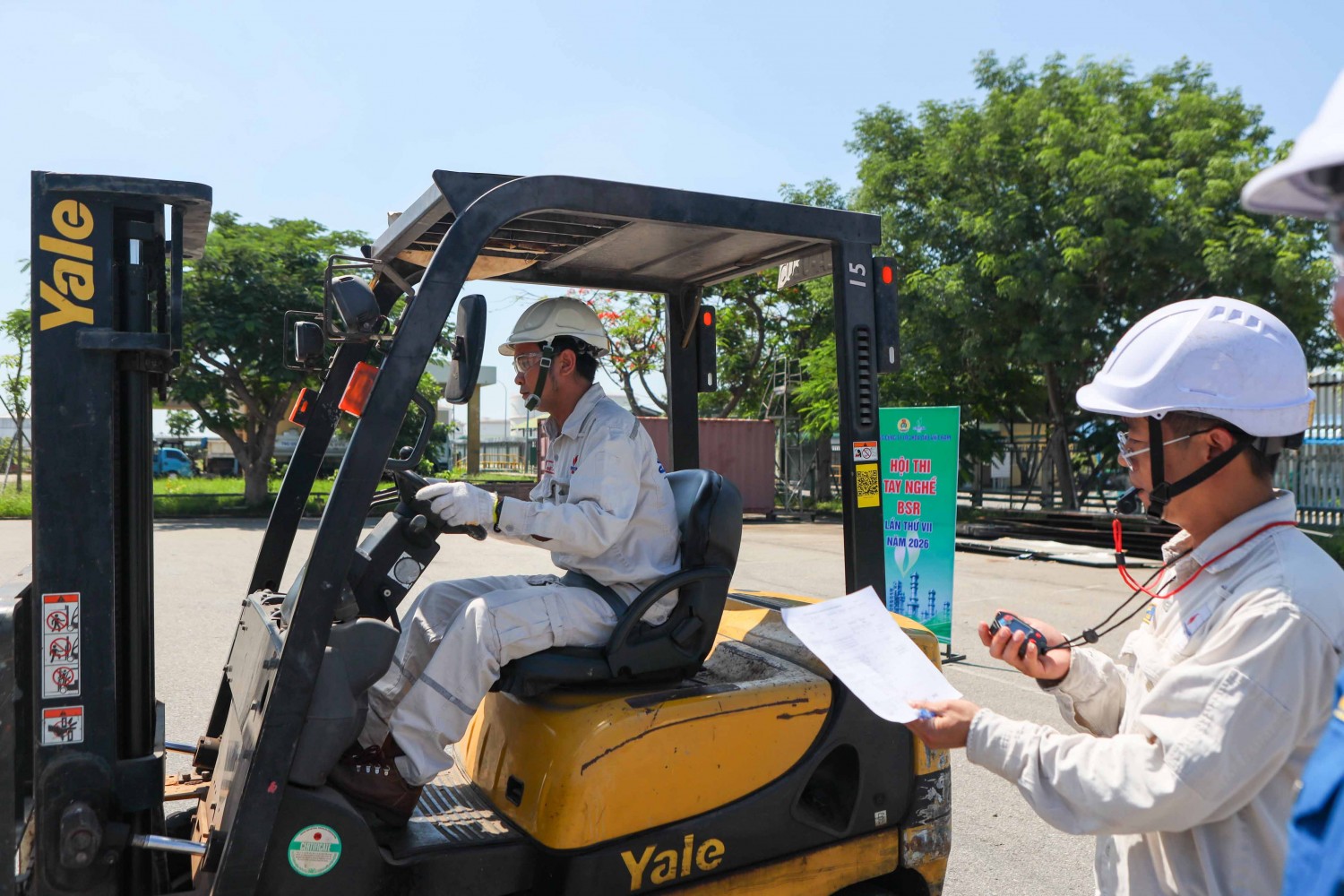 Thí sinh thực hiện phần thi lái xe nâng.