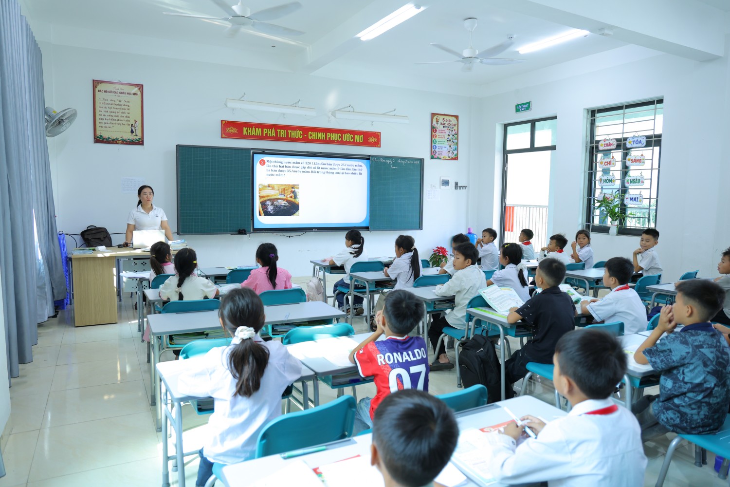Một lớp học khang trang, sạch đẹp của học sinh cấp tiểu học tại Trường PETROVIETNAM - Phong Thổ.