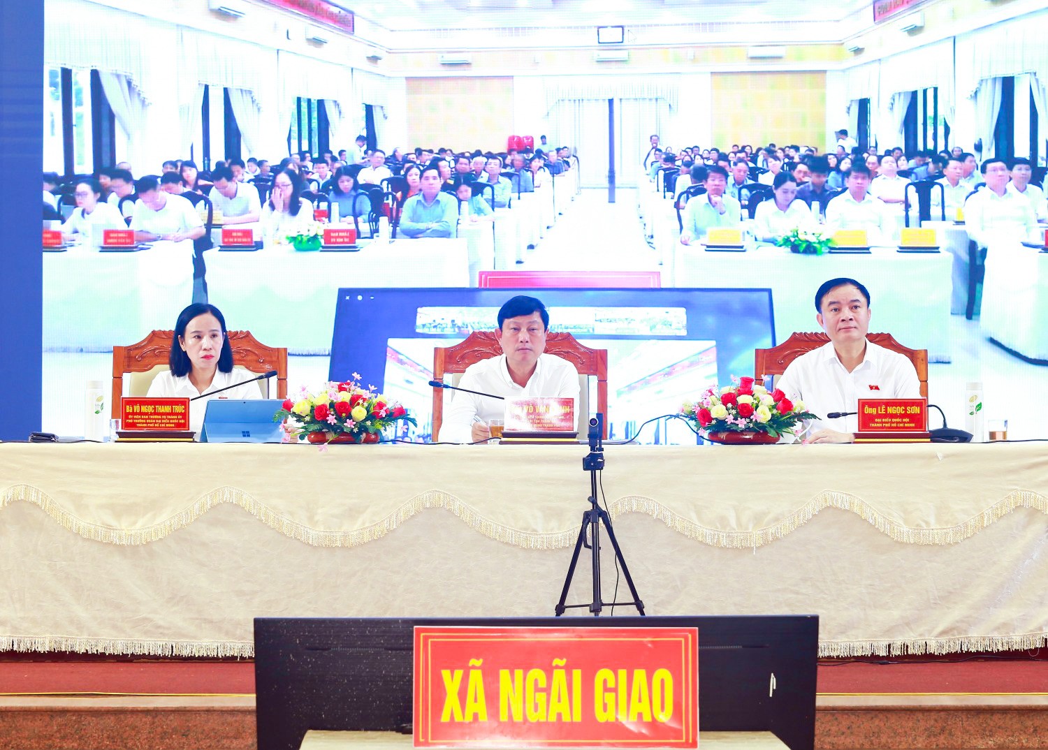 Các ĐBQH điều hành Hội nghị.