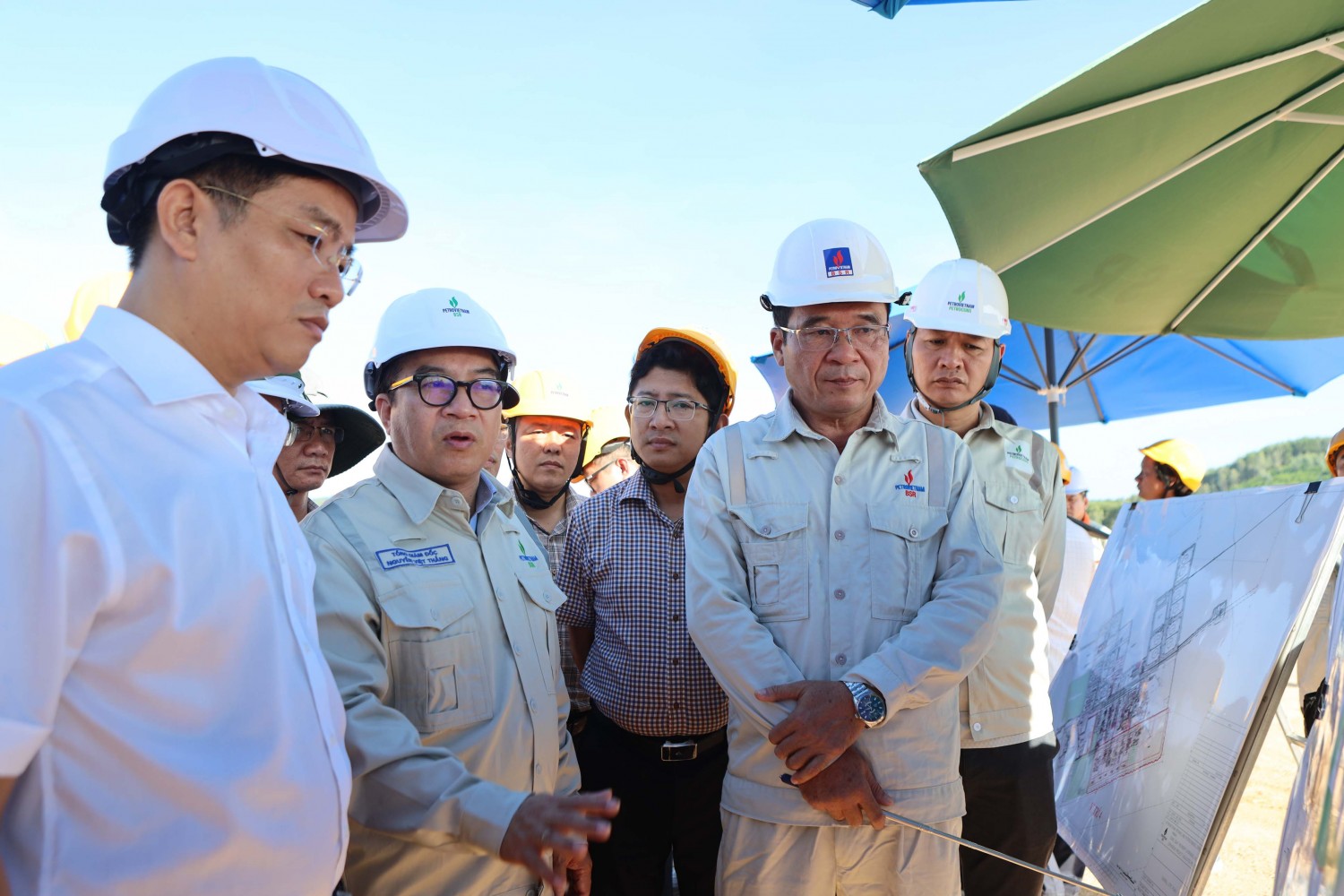 Phó Chủ tịch UBND tỉnh Quảng Ngãi Đỗ Tâm Hiển kiểm tra thực địa và lắng nghe lãnh đạo BSR báo cáo về tình hình triển khai công tác san lấp mặt bằng của Dự án NCMR NMLD Dung Quất.