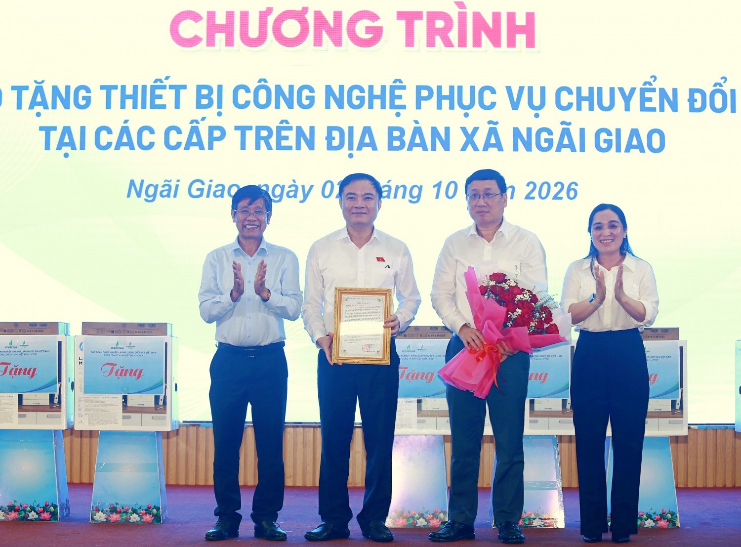 Ông Nguyễn Đức Tân - Bí thư Đảng ủy xã Ngãi Giao trao thư cảm ơn tới Chủ tịch HĐTV PETROVIETNAM Lê Ngọc Sơn