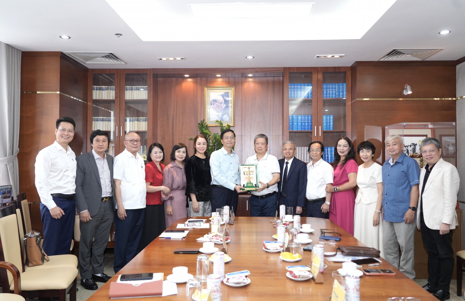 Ông Trần Quang Dũng trao quà lưu niệm cho Hiệp hội Phát triển Văn hóa Doanh nghiệp Việt Nam.