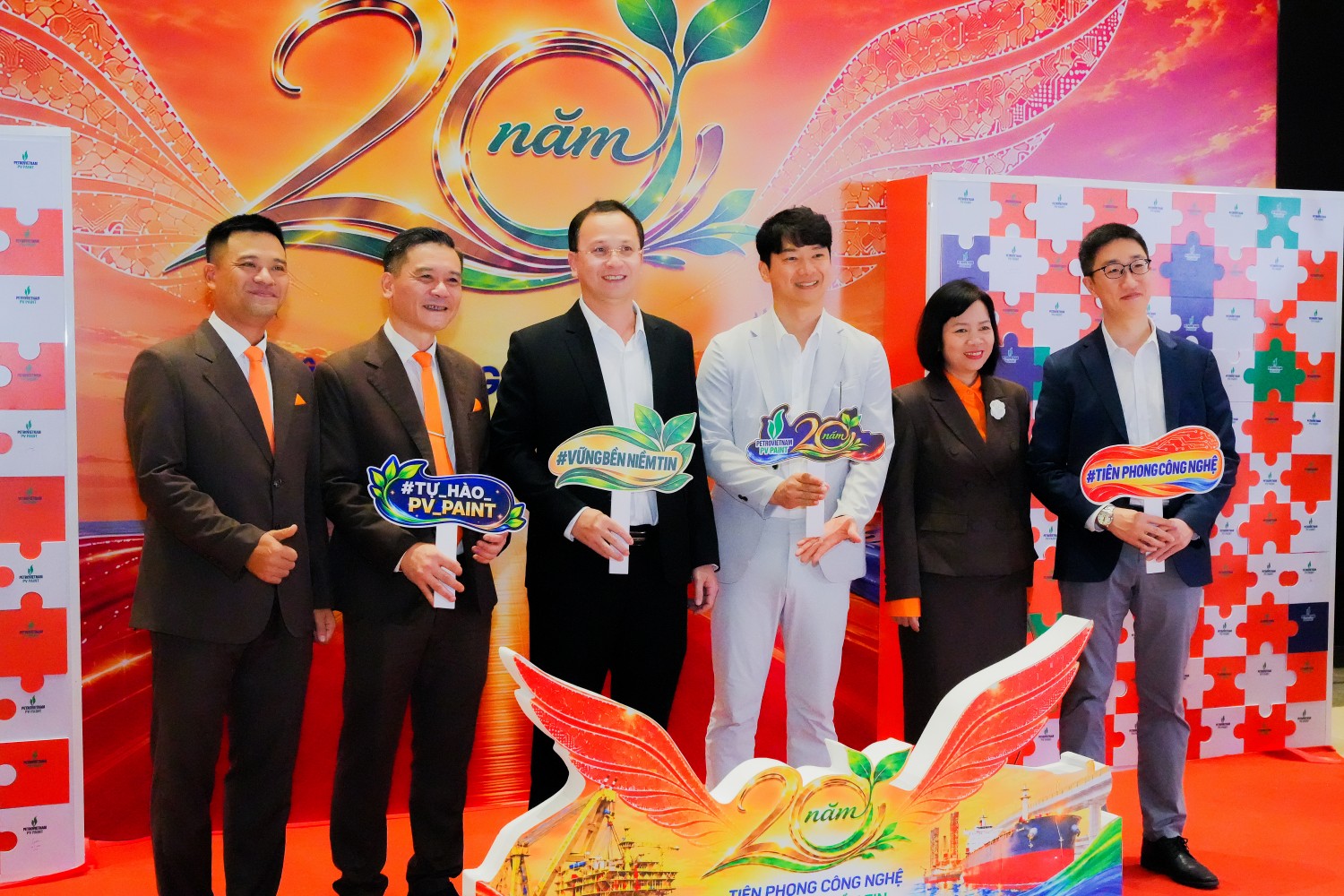 Các đại biểu tham dự lễ kỷ niệm 20 năm PV PAINT.