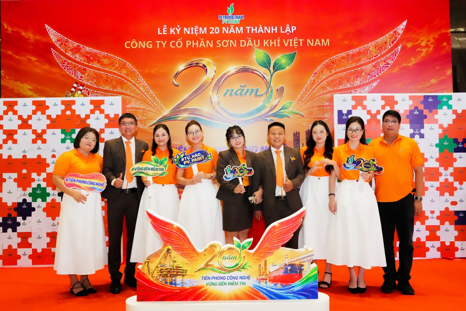 Các đại biểu tham gia lắp mảnh ghép PV PAINT.