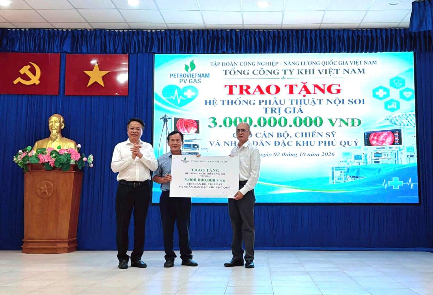 Đại diện PV GAS trao tài trợ cho Trung tâm Y tế Quân dân y Đặc khu Phú Quý.