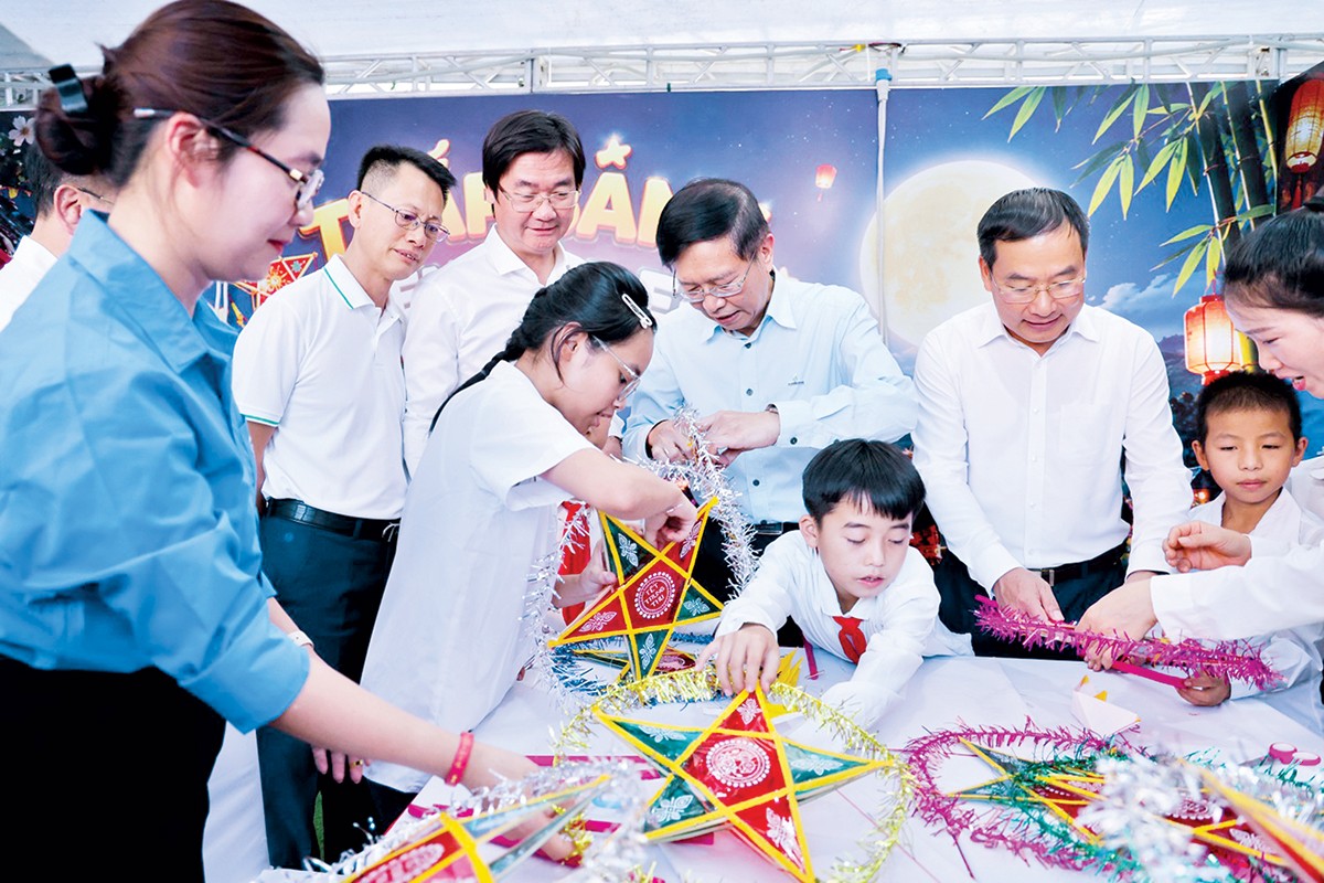Đồng chí Trần Quang Dũng, Phó Bí thư Thường trực Đảng ủy PETROVIETNAM và các đại biểu tham gia hoạt động vui chơi, trải nghiệm cùng học sinh