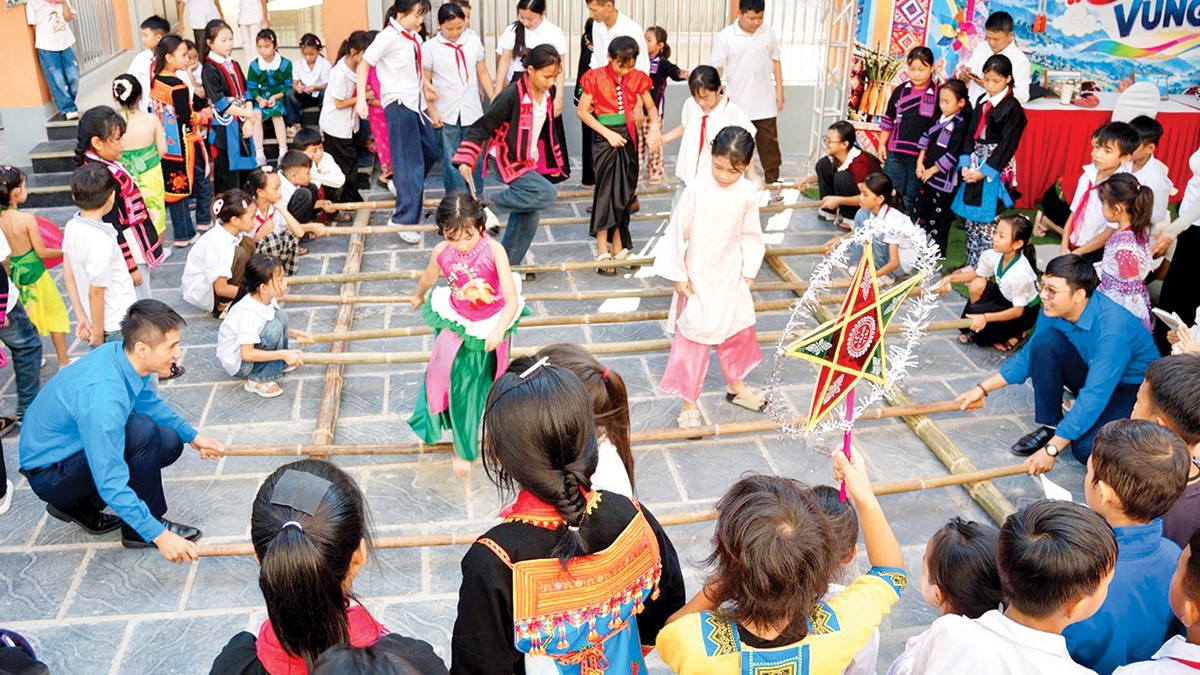 Các em học sinh vui hội Trung thu