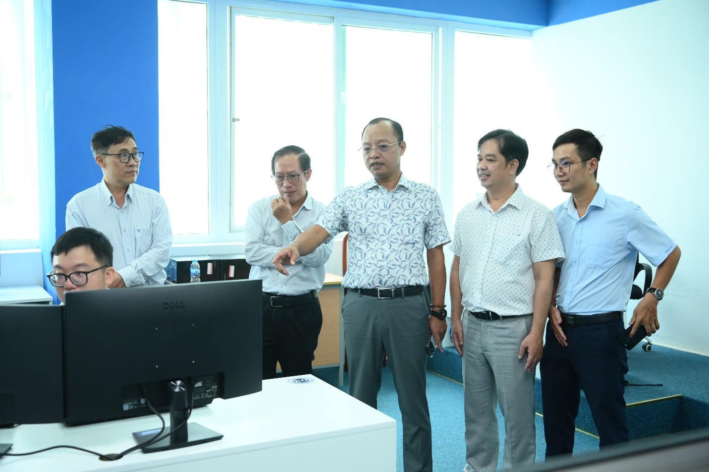 Ông Lương Quốc Kông, Phó Hiệu trưởng PVCollege cùng các thành viên Ban Tổ chức kiểm tra trang thiết bị phục vụ hội thi