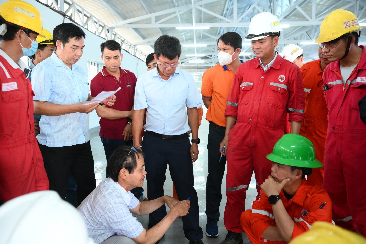 Ban Tổ chức cùng các bộ phận chuyên môn trao đổi, hướng dẫn và giải đáp thắc mắc về điều kiện tổ chức, trang thiết bị, quy trình thực hiện bài thi và yêu cầu an toàn.