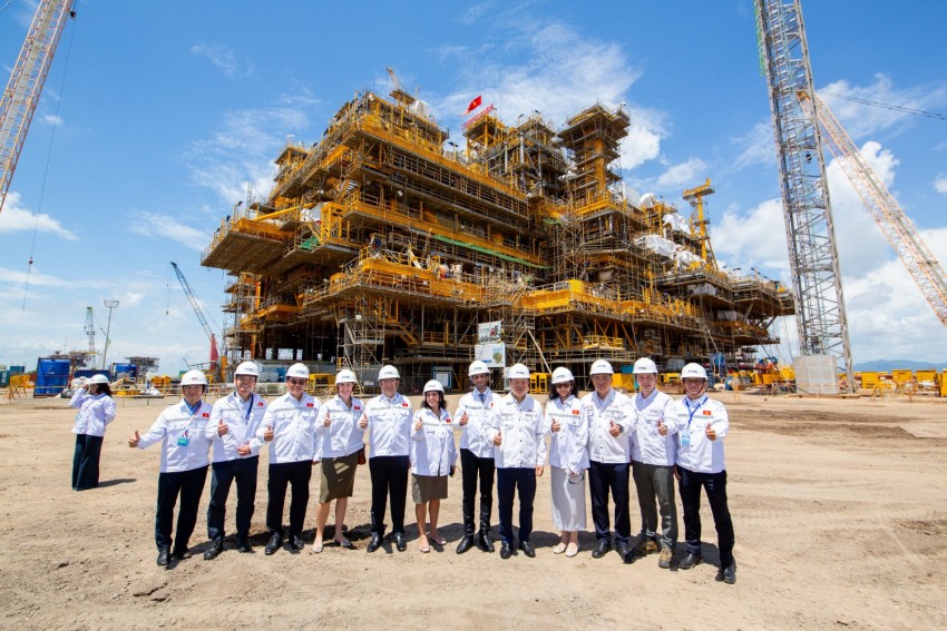 Đoàn đại biểu tham quan căn cứ dịch vụ kỹ thuật điện gió - dầu khí và nghe thuyết trình về năng lực của PTSC trong phát triển các dự án điện gió ngoài khơi.
