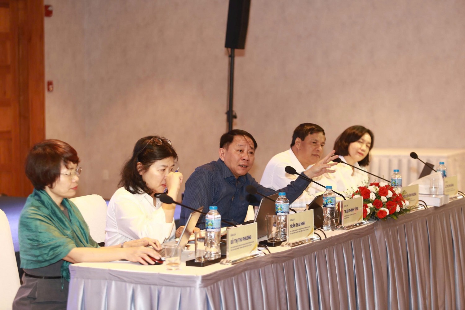 Ông Trần Thanh Tùng, Quyền Cục trưởng Cục Năng lượng - Dầu khí (Bộ Công Thương) trao đổi với các đại biểu tại Hội thảo
