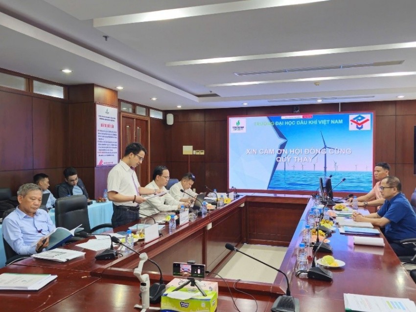 Học viên bảo vệ luận văn trước hội đồng.