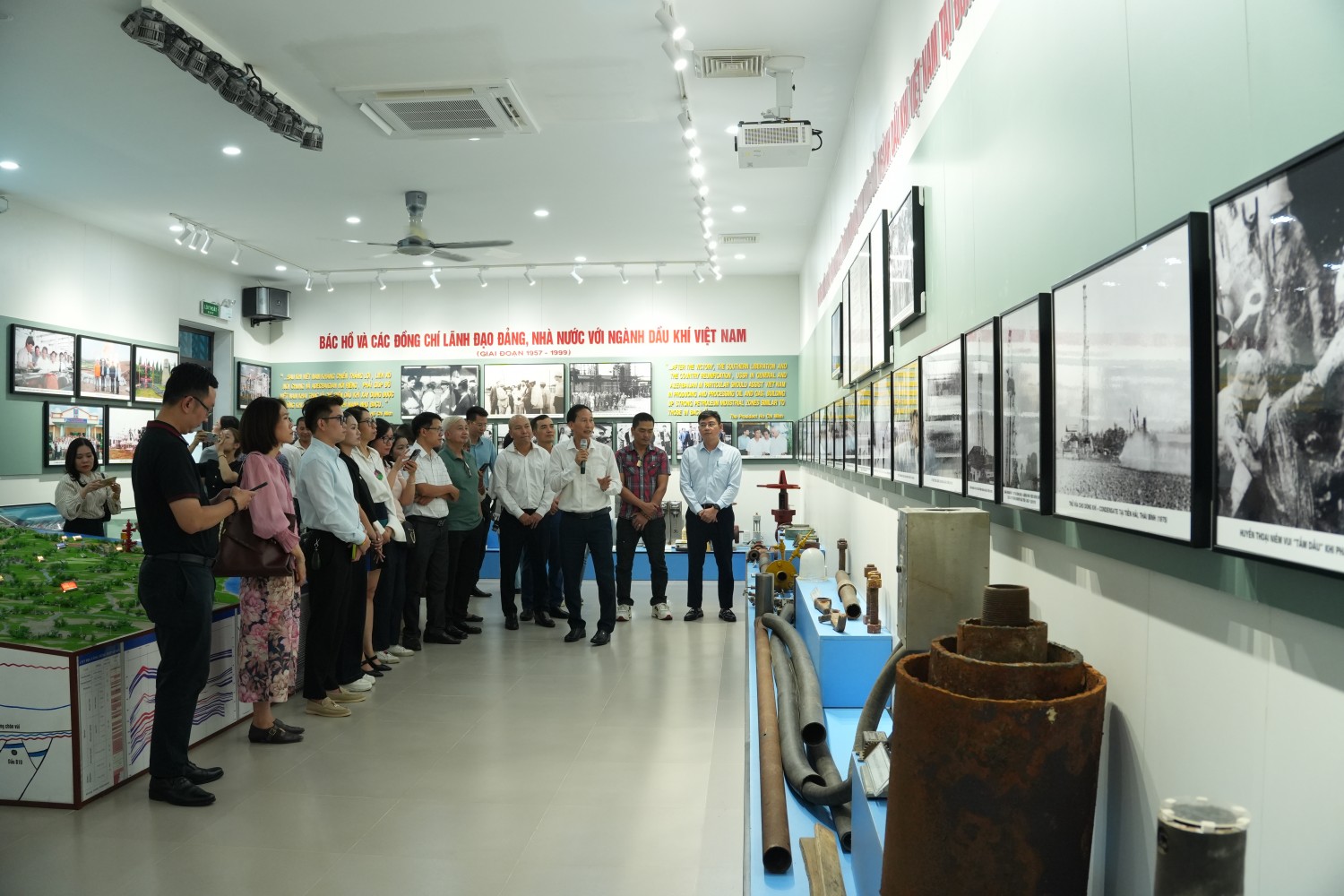 Đoàn công tác tham quan các kỷ vật tại Khu lưu niệm Dầu khí Đồng bằng sông Hồng.