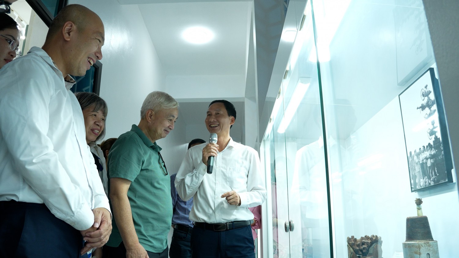 Ông Vũ Ngoạn Hợp (áo xanh), Phó Chủ tịch VNABC nhận định, việc tìm hiểu các địa chỉ lịch sử ngành dầu khí giúp gìn giữ và phát huy giá trị văn hóa doanh nghiệp.