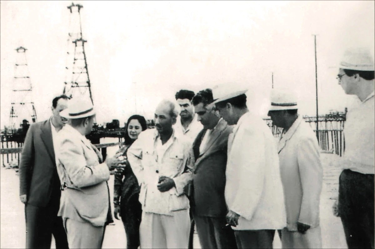 Chủ tịch Hồ Chí Minh thăm Khu công nghiệp Dầu khí Baku (Cộng hòa Azerbaijan) năm 1959