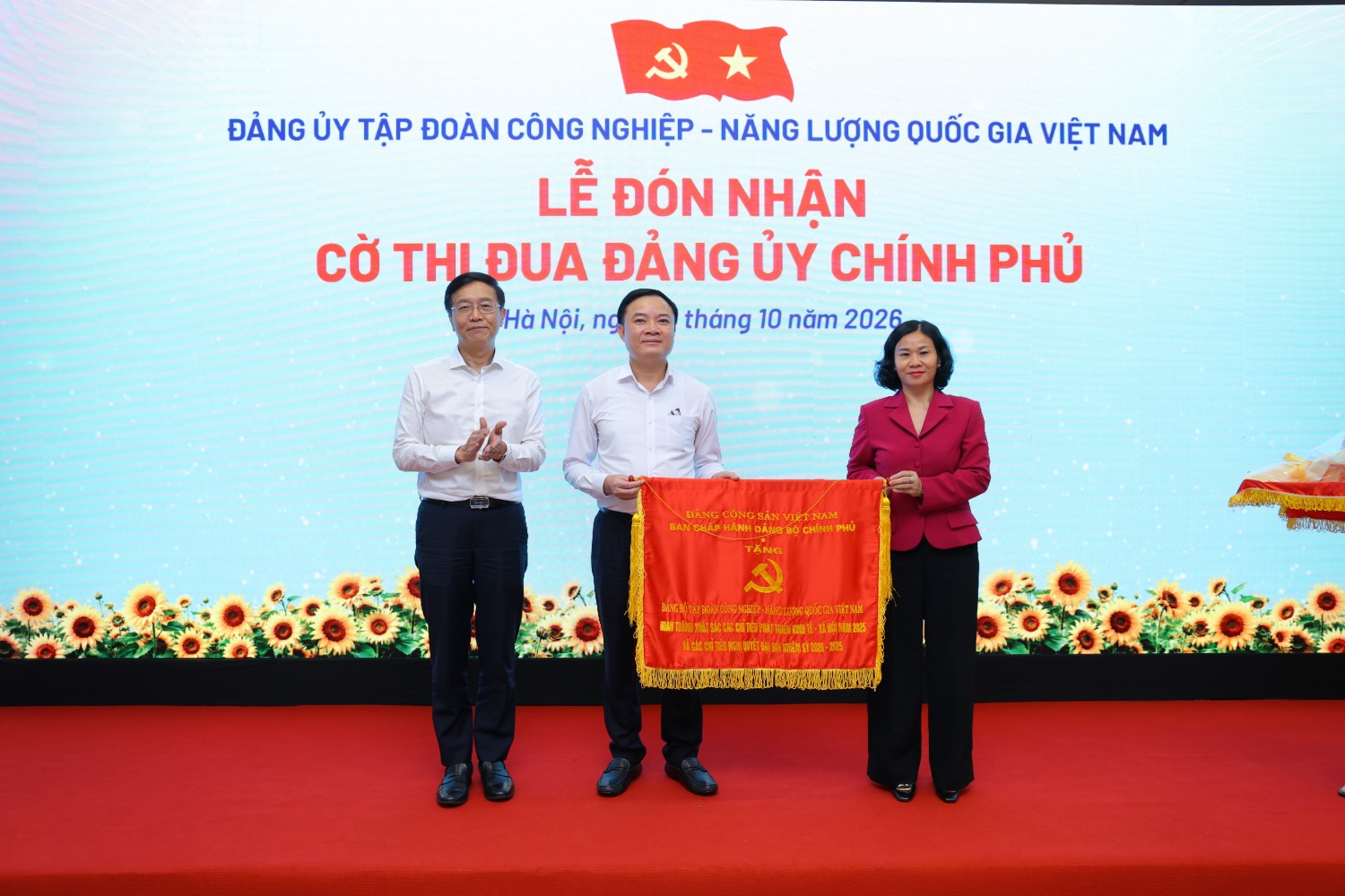 Đảng ủy PETROVIETNAM đón nhận Cờ thi đua của Đảng ủy Chính phủ.