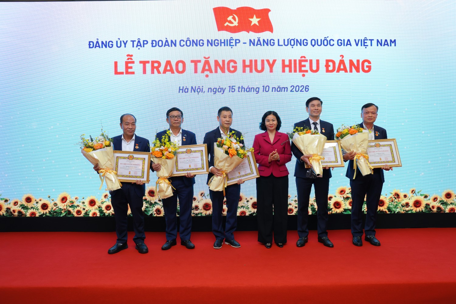 Các đảng viên thuộc Đảng bộ PETROVIETNAM được trao tặng Huy hiệu Đảng.
