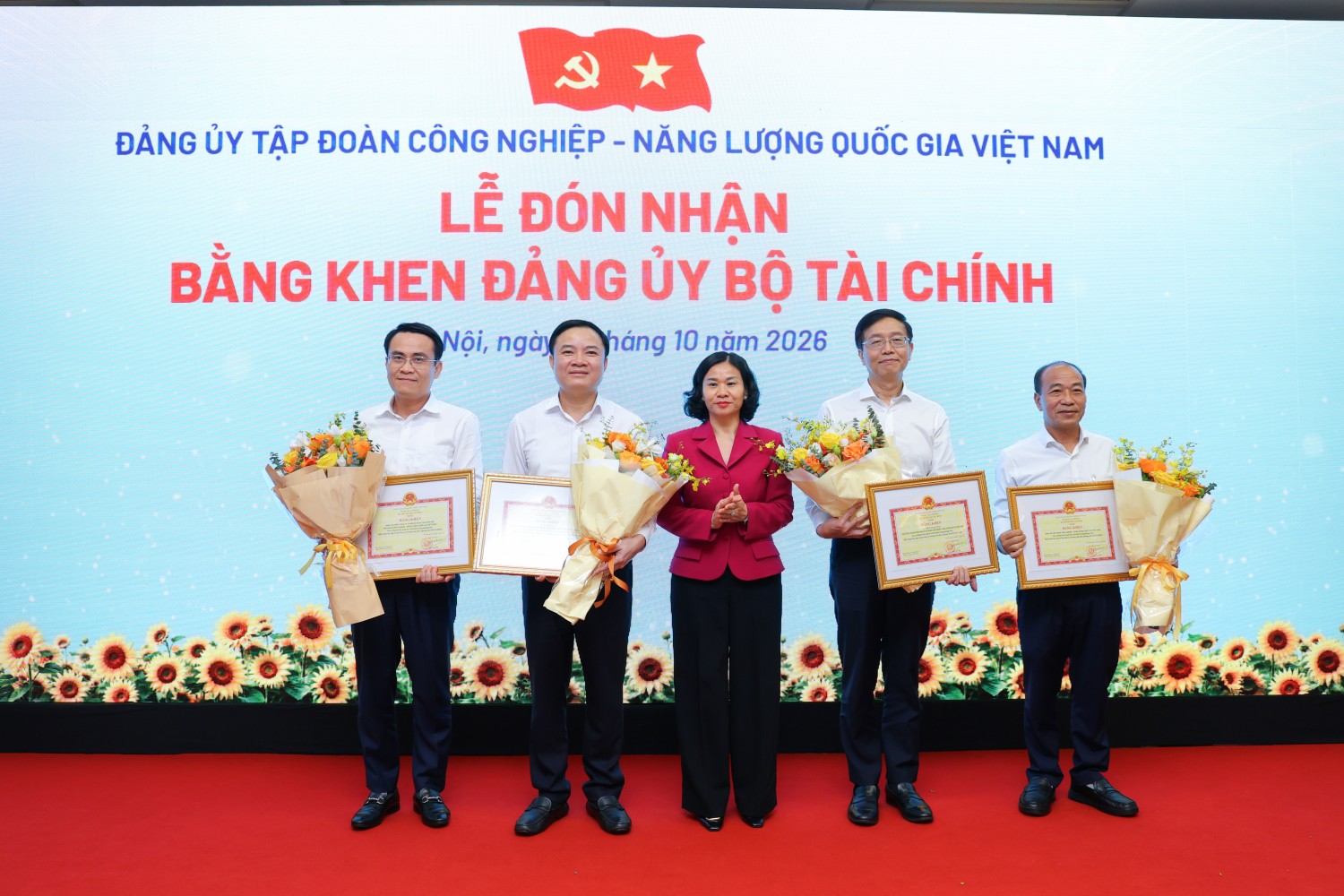 Các tập thể, cá nhân được tuyên dương thành tích xuất sắc, tiêu biểu, trong việc thực hiện Chỉ thị số 05-CT/TW ngày 15/5/2016 của Bộ Chính trị về “Đẩy mạnh học tập và làm theo tư tưởng, đạo đức, phong cách Hồ Chí Minh”.