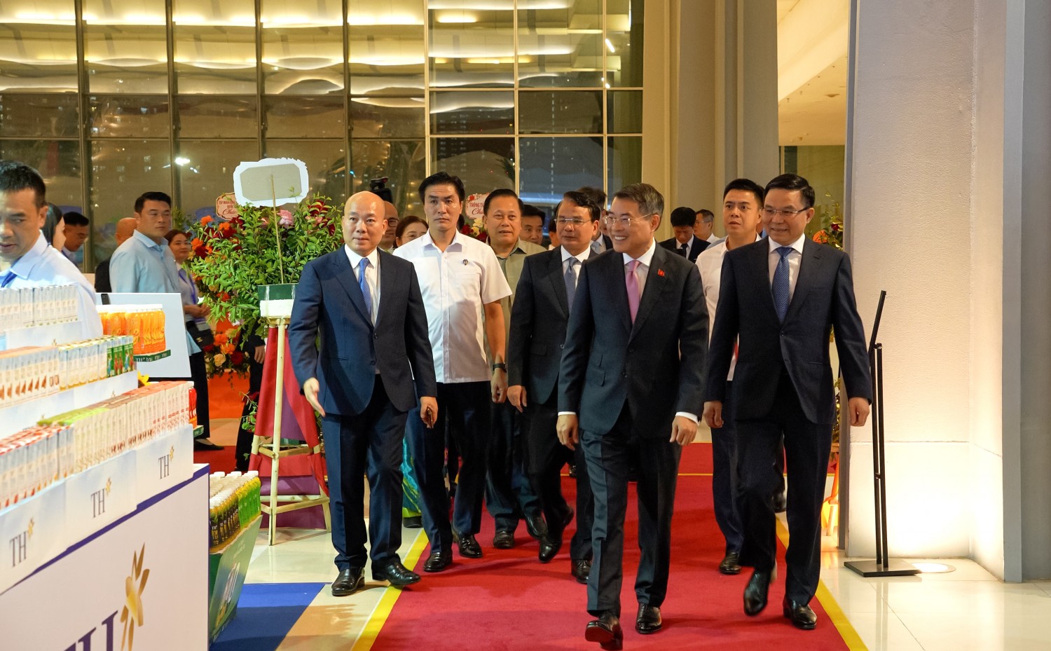 Thủ tướng Chính phủ Lê Minh Hưng và Bộ trưởng Bộ Công Thương Lê Mạnh Hùng cùng các đồng chí lãnh đạo tham quan các khu vực trưng bày, giới thiệu sản phẩm đạt Thương hiệu quốc gia.