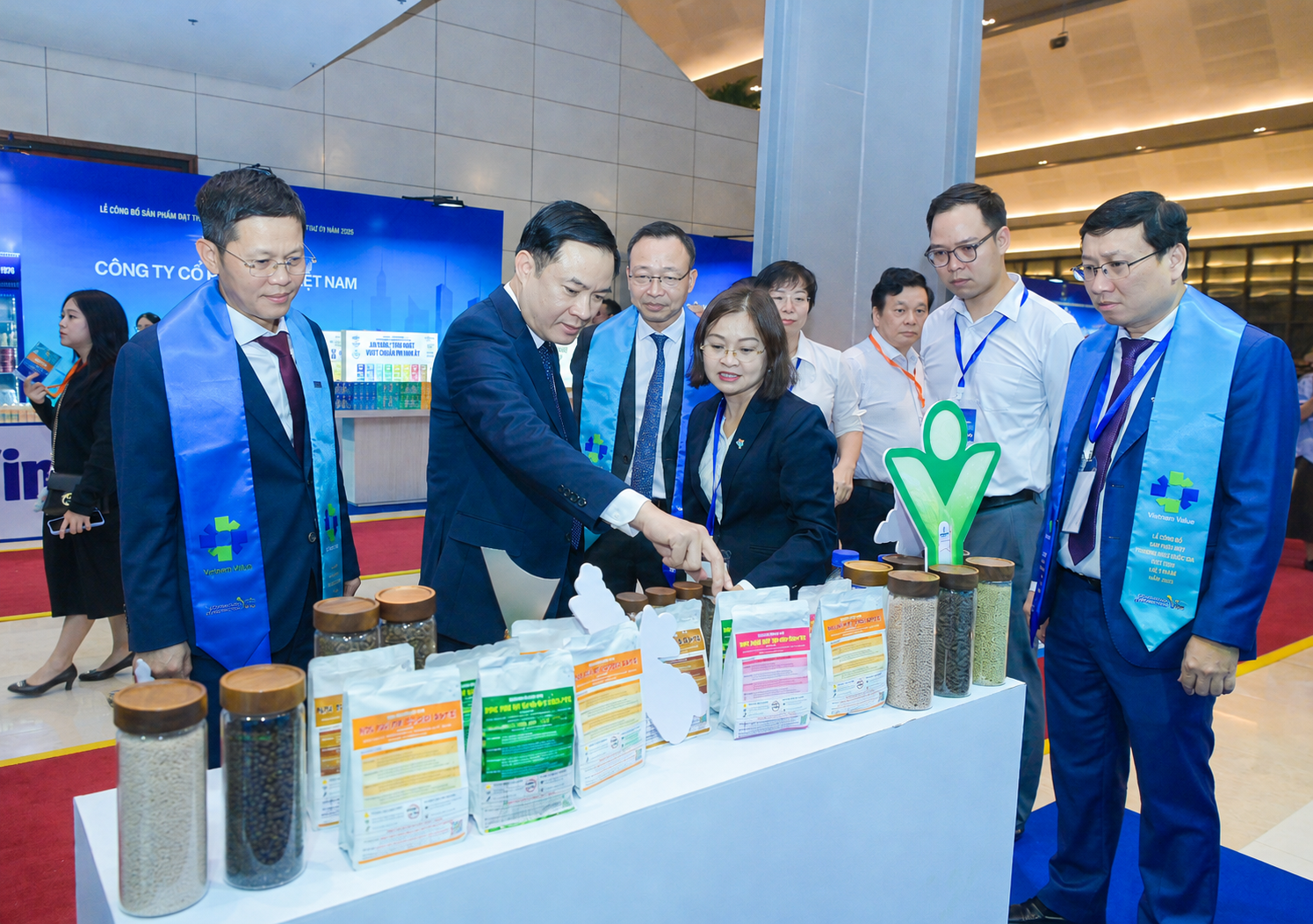 Chủ tịch HĐTV PETROVIETNAM Lê Ngọc Sơn cùng đại diện lãnh đạo các đơn vị thành viên Tập đoàn tham quan gian trưng bày của PVFCCo - Phú Mỹ.