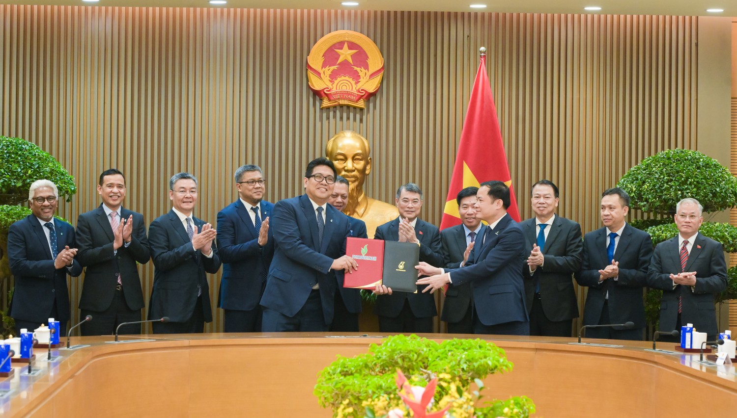 Thủ tướng Chính phủ Lê Minh Hưng chứng kiến trao Thỏa thuận Liên minh Chiến lược (SAA) giữa PETRONAS và PETROVIETNAM