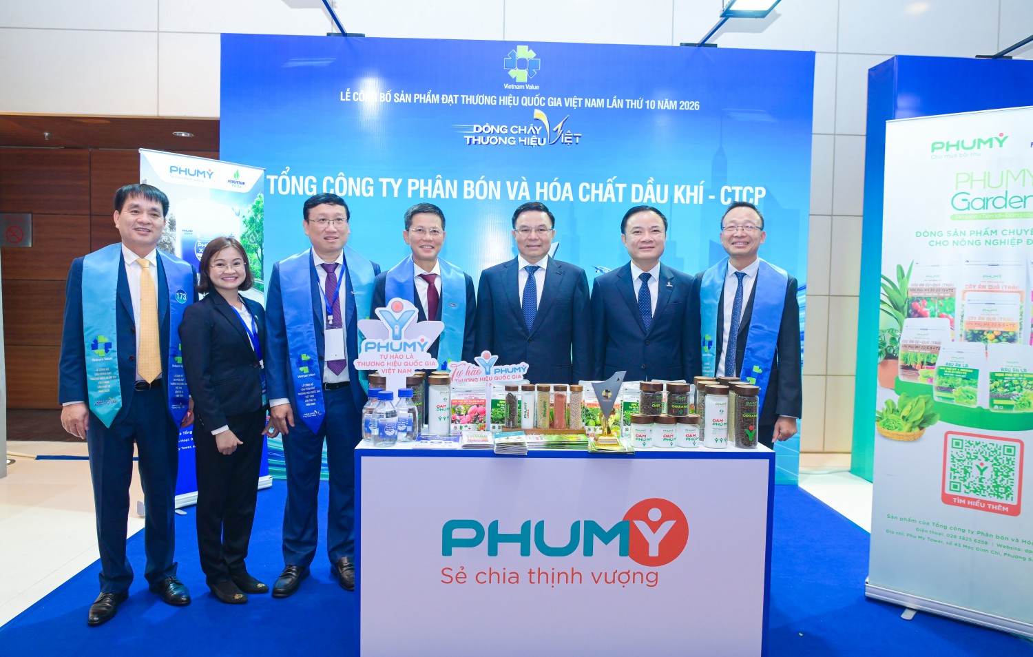 Bộ trưởng Bộ Công Thương Lê Mạnh Hùng cùng lãnh đạo PETROVIETNAM và lãnh đạo các đơn vị tại gian trưng bày của PVFCCo - Phú Mỹ.