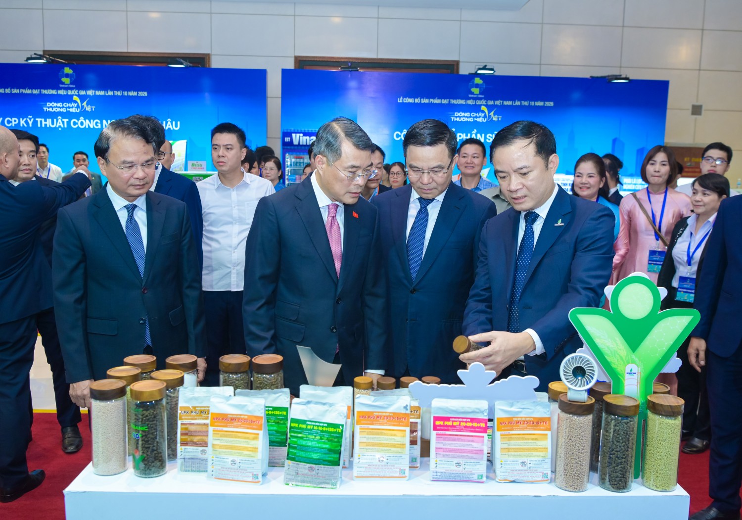 Chủ tịch HĐTV PETROVIETNAM Lê Ngọc Sơn giới thiệu với Thủ tướng Chính phủ Lê Minh Hưng, Bộ trưởng Bộ Công Thương Lê Mạnh Hùng và các đại biểu về các sản phẩm của PVFCCo - Phú Mỹ.